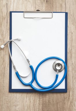 Doktorun masası, steteskop ve hastanın tıbbi kayıtları.