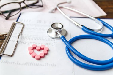 Steteskoplu bir panoda hastanın tıbbi geçmişi var.