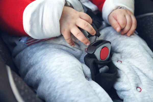 Мама Пристебнула Ремінь Безпеки Сидінні Машини Якому Сидить Маленька Дитина — стокове фото