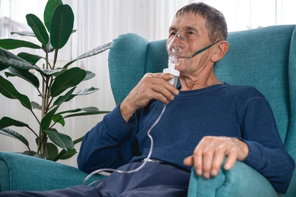 Elderly Senior Sits Armchair Oxygen Mask Quarantine Home — Stock Photo, Image