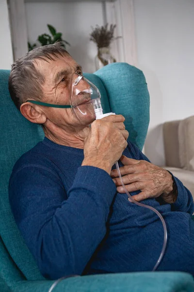 Anciano Mayor Sienta Sillón Con Una Máscara Oxígeno Cuarentena Casa —  Fotos de Stock