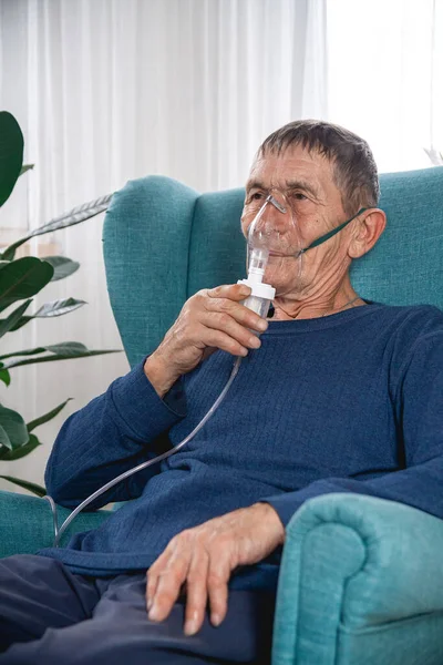 Anziano Anziano Siede Una Poltrona Con Una Maschera Ossigeno Quarantena — Foto Stock