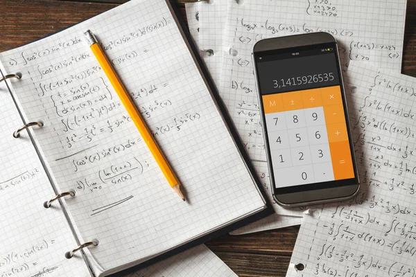 Lösung Mathematischer Probleme Einem Notizbuch Telefon Mit Taschenrechner App Auf — Stockfoto