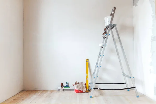 Una Escalera Con Herramientas Pintura Una Habitación Una Casa Apartamento — Foto de Stock