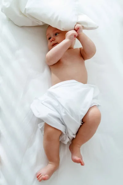 Niño Lindo Encuentra Una Cama Madera Juega Con Una Almohada — Foto de Stock