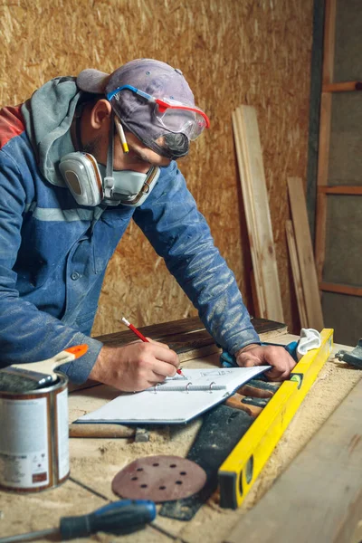Homem Carpinteiro Seu Estúdio Casa Trabalhando Com Madeira Desenha Esboços — Fotografia de Stock