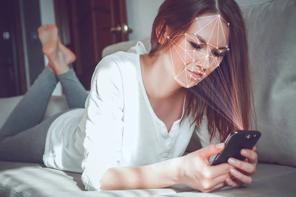 Ung Kvinna Använder Smartphone Med Ansikte Teknik — Stockfoto