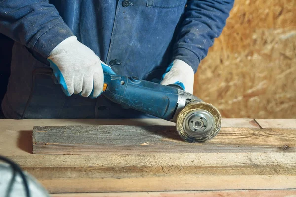 Homem Carpinteiro Moinhos Pedaço Madeira Por Uma Máquina Moagem Sua — Fotografia de Stock