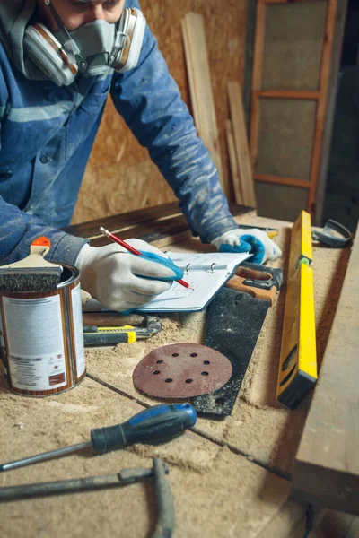 Homem Carpinteiro Seu Estúdio Casa Trabalhando Com Madeira Desenha Esboços — Fotografia de Stock