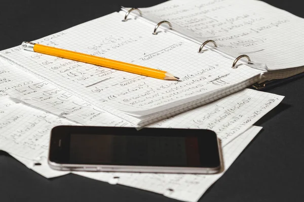 Resolvendo Problemas Matemáticos Caderno Telefone Com Aplicativo Calculadora Mesa — Fotografia de Stock