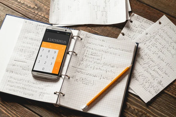 Lösung Mathematischer Probleme Einem Notizbuch Telefon Mit Taschenrechner App Auf — Stockfoto