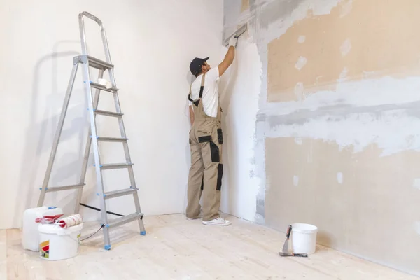 Male Painter Spatula His Hands Makes Repairs Home Room Renovation — Stock Photo, Image