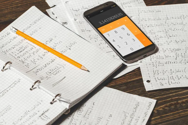 Att Lösa Matematiska Problem Anteckningsbok Telefon Med Kalkylator App Trä — Stockfoto