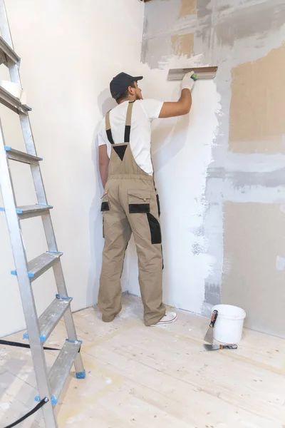 Male Painter Spatula His Hands Makes Repairs Home Room Renovation — Stock Photo, Image