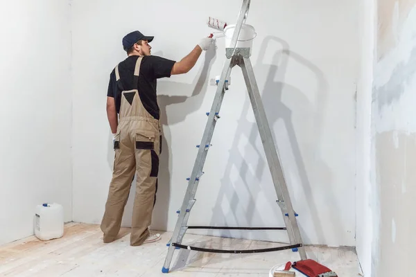 Worker Man Paint Roller Empty Room Paints Walls — Stock Photo, Image