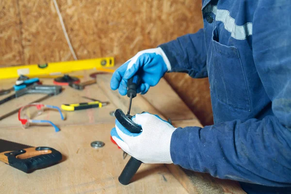Homem Carpinteiro Reparação Suas Ferramentas Trabalho Sua Oficina — Fotografia de Stock