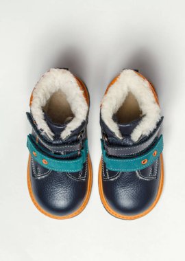 Tatlı çocukların sonbahar botları beyaz bir arka planda izole edilir. Üst görünüm