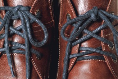 Mavi bağcıklar, vahşi deri kahverengi botlar. Yaklaş.