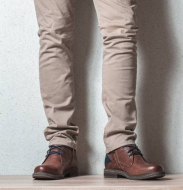 Ahşap zemindeki erkekler için kahverengi deri ayakkabılar