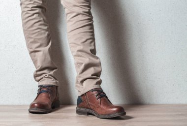 Ahşap zemindeki erkekler için kahverengi deri ayakkabılar