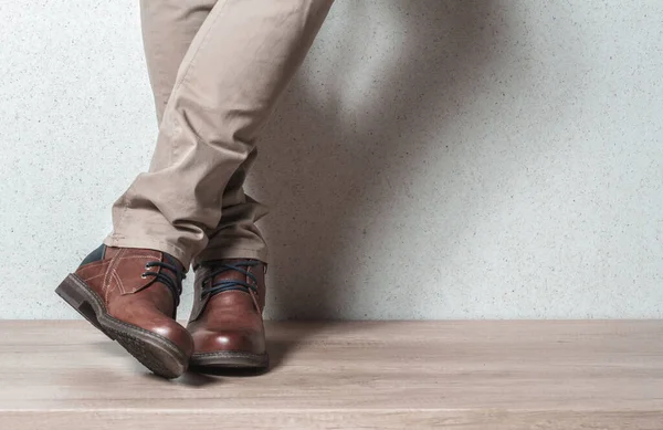 Bruine Leren Schoenen Voor Mannen Houten Vloer — Stockfoto