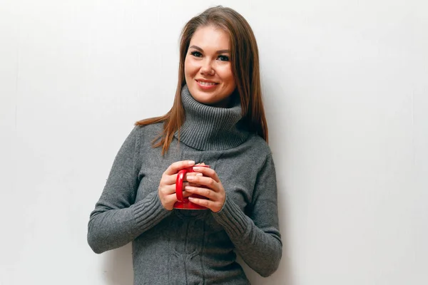 Retrato Joven Sonriente Hermosa Mujer Suéter Gris Con Taza Café — Foto de Stock