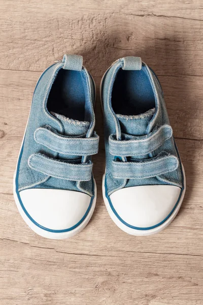 Lindas Zapatillas Azules Bebé Piso Madera — Foto de Stock