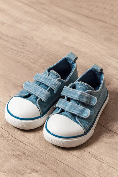 Leuke Baby Blauwe Sneakers Een Houten Vloer — Stockfoto