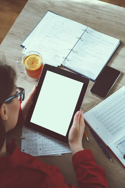 Hübsche Studentin Macht Hausaufgaben Mit Tablet Sitzt Tisch Und Trinkt — Stockfoto