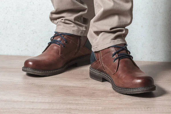 Bruine Leren Schoenen Voor Mannen Houten Vloer — Stockfoto