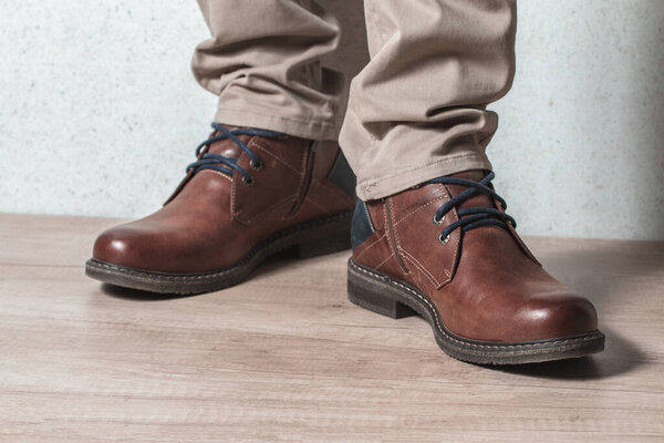 Кожаная обувь для мужчин на деревянном полу