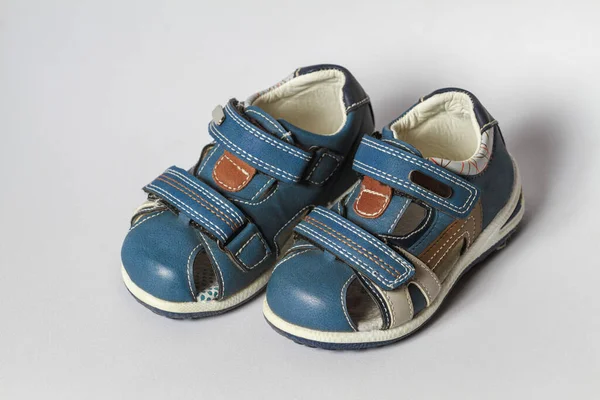 Schattig Kind Blauwe Sandalen Geïsoleerd Witte Achtergrond — Stockfoto