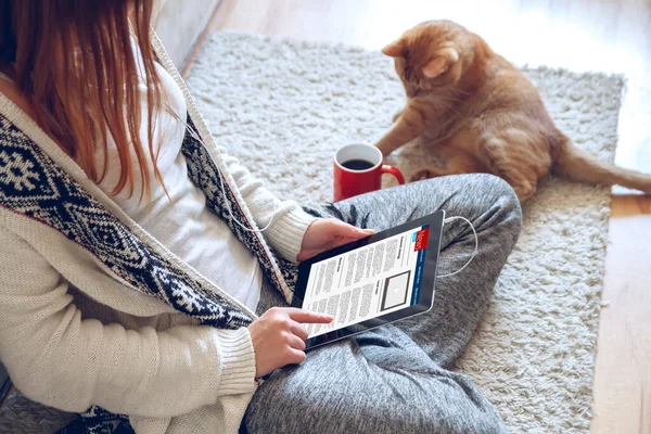 Γυναίκα Διαβάζει Ειδήσεις Tablet Φλιτζάνι Καφέ Online Εκπαιδευτική Ιδέα Ηλεκτρονική — Φωτογραφία Αρχείου