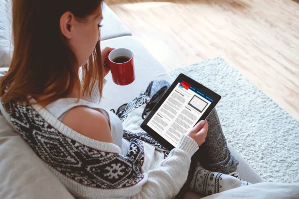 Tablette Bir Fincan Kahveyle Haber Okuyan Bir Kadın Çevrimiçi Eğitim — Stok fotoğraf