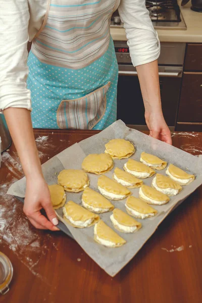 Junge Frau Kocht Der Küche Und Bereitet Die Kuchen Zum — Stockfoto