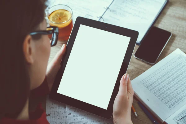 Güzel Kız Öğrenci Ödevini Tablet Kullanarak Yapıyor Masada Oturuyor Limonla — Stok fotoğraf