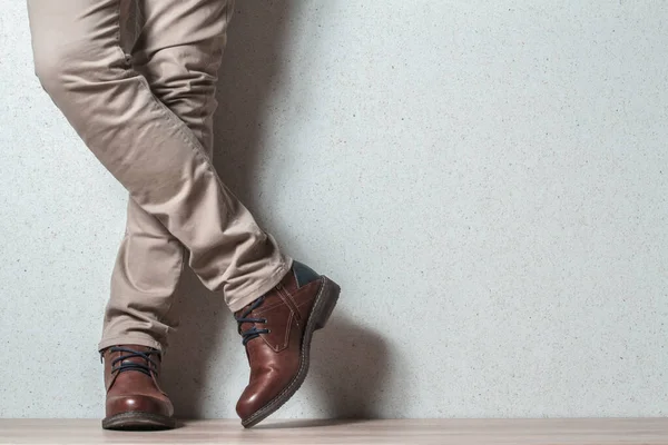 木製の床に男性のための茶色の革の靴 — ストック写真
