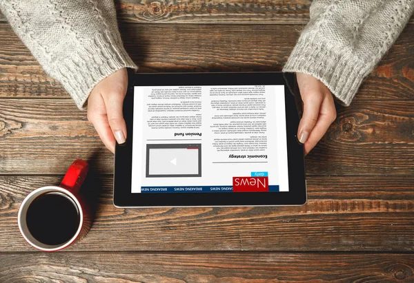 Mulher Lendo Notícias Tablet Com Xícara Café — Fotografia de Stock