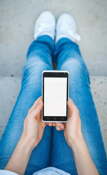 Elinde Telefon Olan Bir Kız Merdivenlerde Oturuyor Arkadan Bak Çevrimiçi — Stok fotoğraf