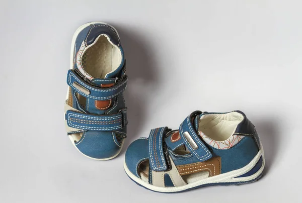 Nettes Kind Blaue Sandalen Isoliert Auf Weißem Hintergrund — Stockfoto