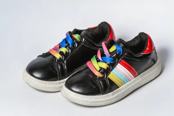 Leuke Zwarte Kids Gymschoenen Met Vrolijke Regenboog Veters Geïsoleerd Witte — Stockfoto