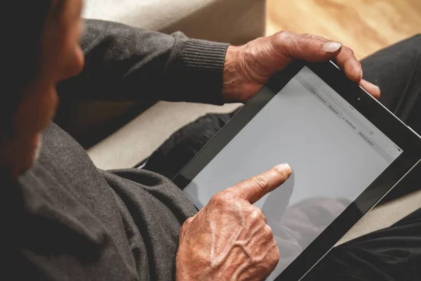 Son Sınıf Öğrencisi Elinde Tabletle Kanepede Oturuyor Çevrimiçi Eğitim Emekliliği — Stok fotoğraf