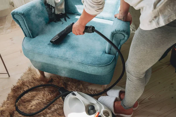 세척기로 의자를 청소하는 — 스톡 사진