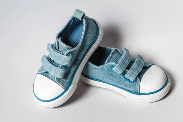 Симпатичная Детская Синяя Спортивная Обувь Изолирована Белом Фоне — стоковое фото