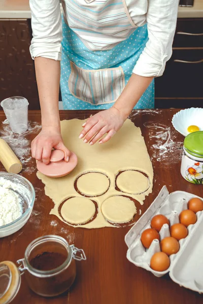 Junge Frau Kocht Der Küche Und Bereitet Den Teig Zum — Stockfoto