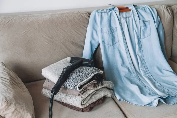 Setumpuk Pakaian Hangat Yang Bersih Dan Kemeja Dengan Pembersih Uap — Stok Foto