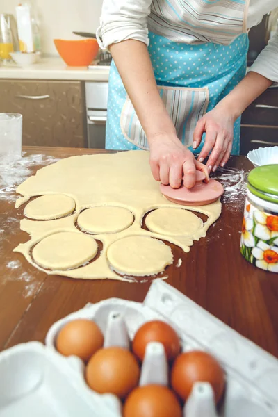 Junge Frau Kocht Der Küche Und Bereitet Den Teig Zum — Stockfoto