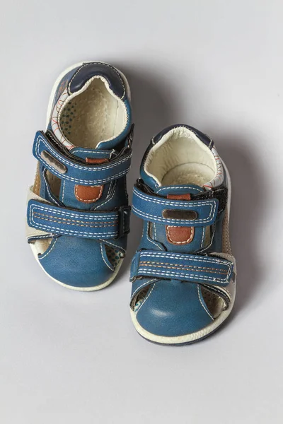 Nettes Kind Blaue Sandalen Isoliert Auf Weißem Hintergrund — Stockfoto