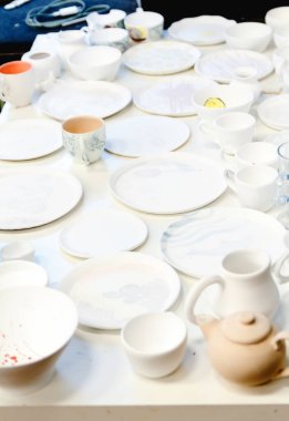 Seramik sanatçılarının ev çömlekçiliğinde çalışma sürüyor. Taş kaplar kurudu ve ateşe hazır..