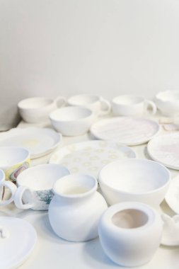 Seramik sanatçılarının ev çömlekçiliğinde çalışma sürüyor. Taş kaplar kurudu ve ateşe hazır..